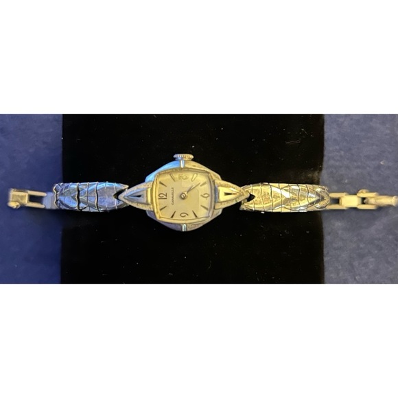 Caravelle By Bulova 15J Lady’s' Vintage Wristwatch - Picture 3 of 5
